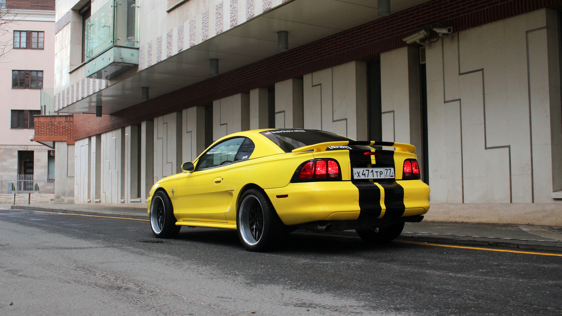 Мустанг 100. Ford Mustang IV желтый. Москва желтая. Тачки Гордея. Форд Мустанг 1994 салон.