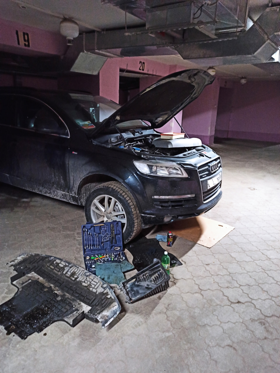 Масло в правом выпускном коллекторе — Audi Q7 (1G), 3 л., 2007 года ...