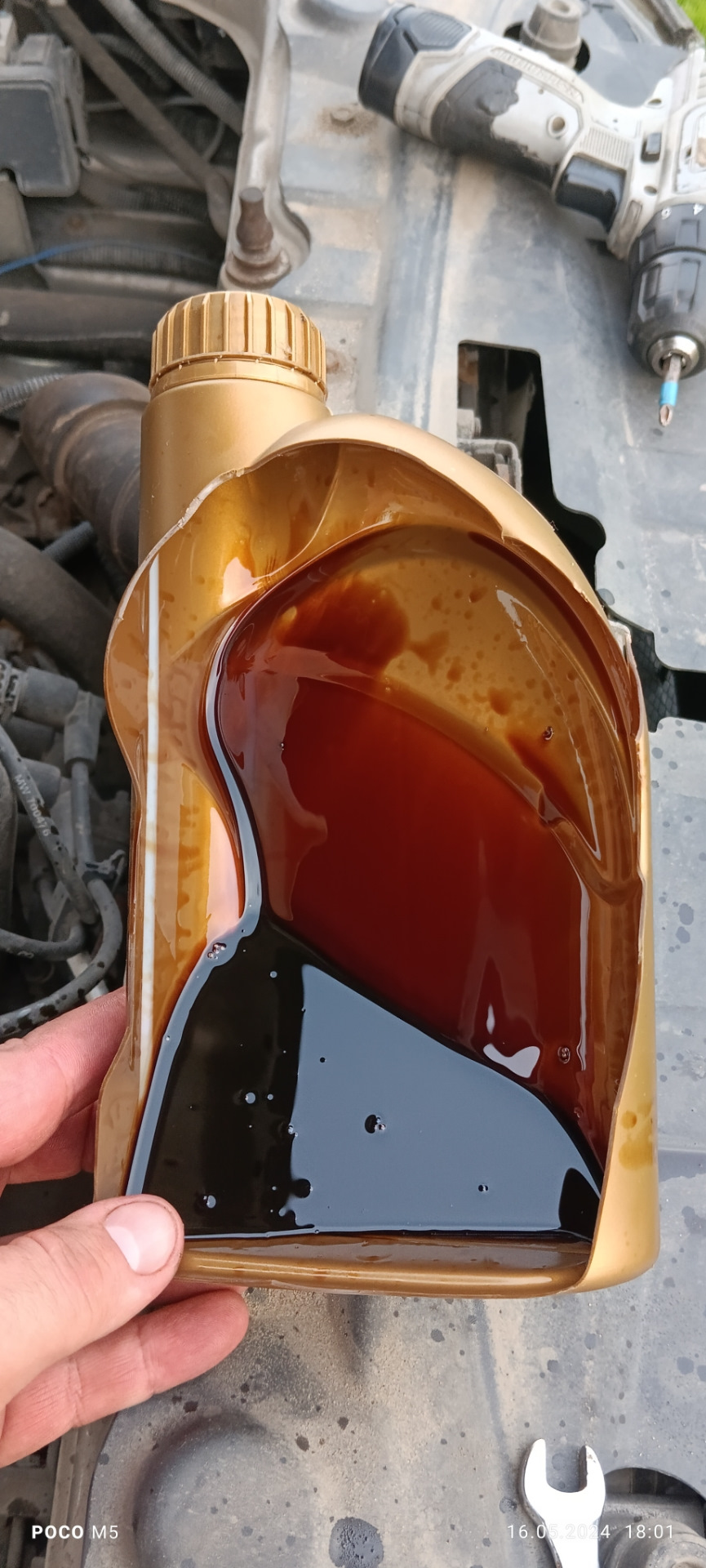 Под постелями клапанов ещё остается масло, примерно 150-200грамм я всегда его убираю. Ну и для наглядности как работает масло Синтек, пробег примерно 13500км. — Lada Гранта Лифтбек (2G)