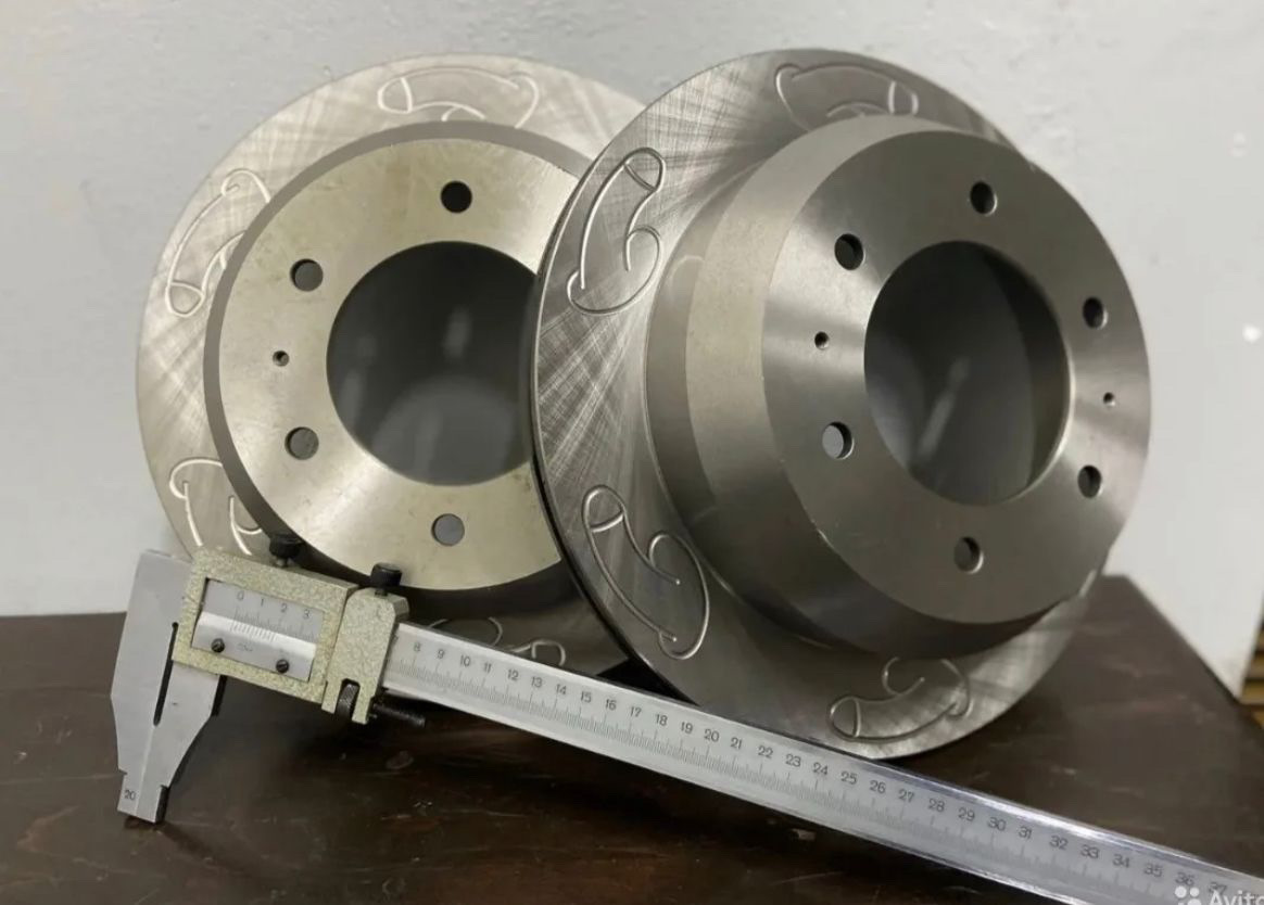 Перфорированный и слотированный тормозной диск skoda yeti. Расточка тормозных дисков. 000. Zimmermann 530. Диск.