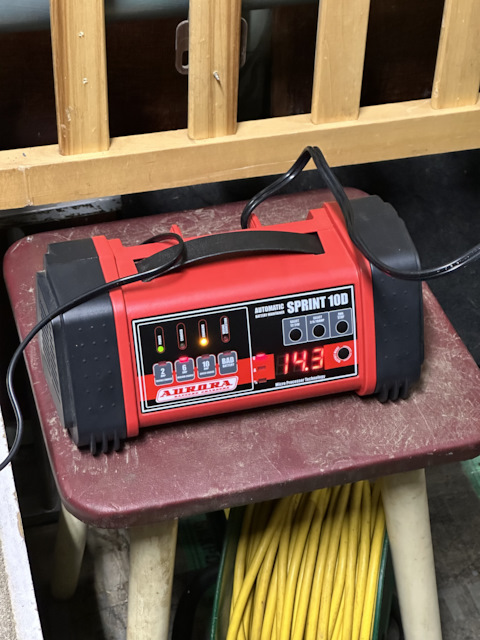 Таблица зарядки аккумуляторной батареи автомобильной по напряжению. Таблица заряда автомобильных аккумуляторов 12 вольт. Аккумулятор 190 разобрал корпус. Как правильно зарядить 190 аккумулятор. Как правильно зарядить 190 аккумулятор.