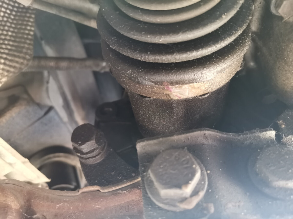 Замена правого сальника кпп. Замена правого сальника кпп. Замена манжеты кпп астра h. Сальник кпп ваз приора. Веста течет сальник мкпп.