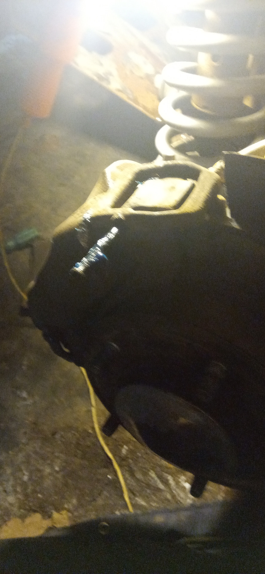 Замена передних тормозных колодок на Ниве — Chevrolet Niva, 1,7 л, 2005 ...