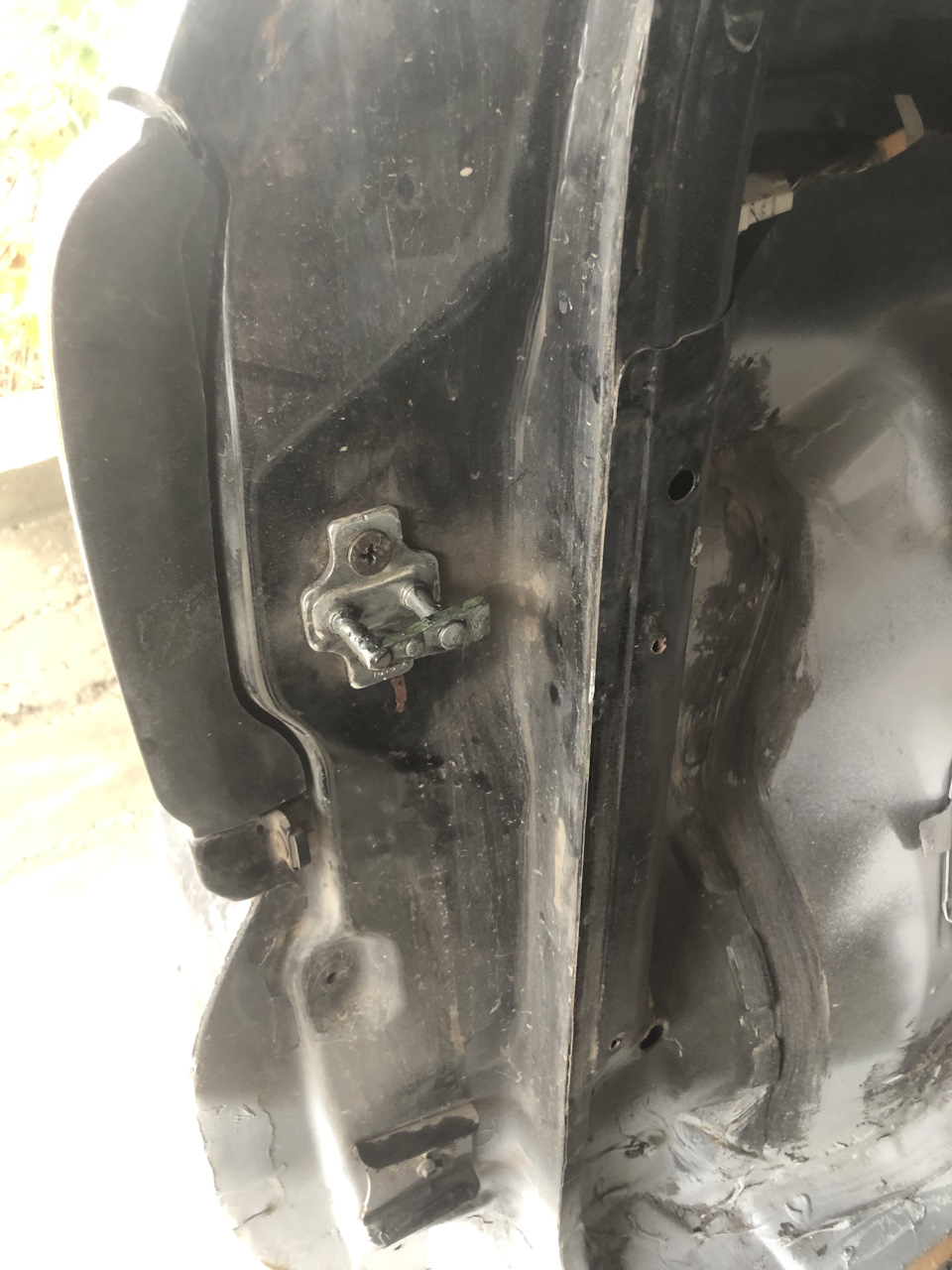 Петля замка багажника — Toyota RAV4 (I), 2 л, 1995 года | наблюдение ...