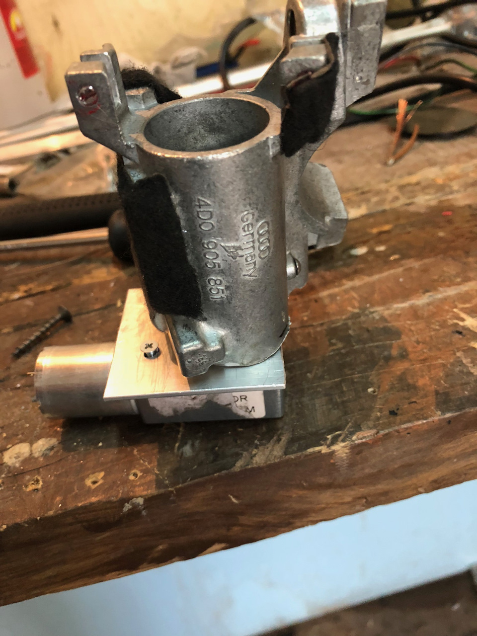 примерка редуктора к замку — Audi A8 (D2). Запчасти на фото: 4D0905851