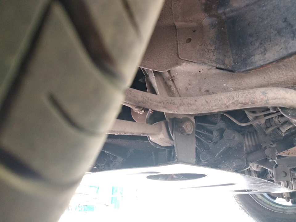 Потек левый сальник привода кпп — Lada Калина Спорт (1G), 1,6 л, 2011 ...