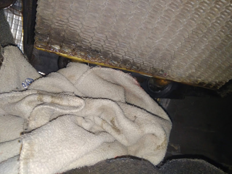 Течет, такое как отошел нижний бачок. — Opel Kadett E