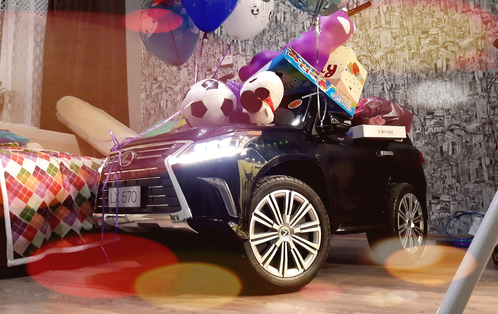 Что купить сыну на день. Детский электромобиль Lexus LX 570. Подарок сыну. Крутые подарки на день рождения мальчику. Подарок на годик.