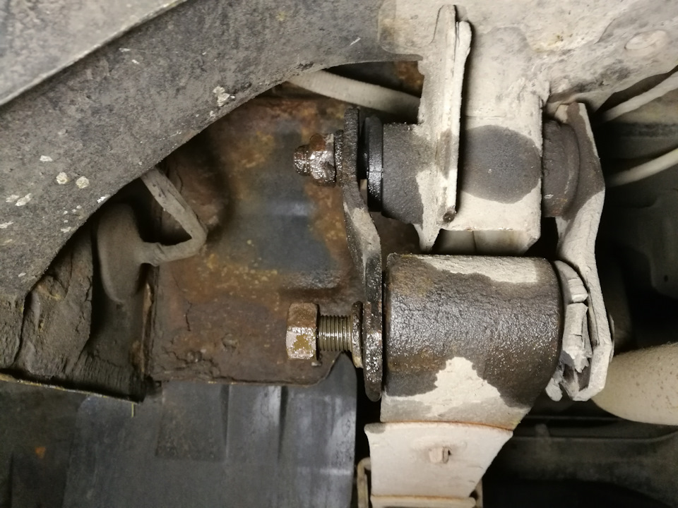 Замена резинок рессор — Mazda Bongo III, 1,8 л, 1997 года | своими ...