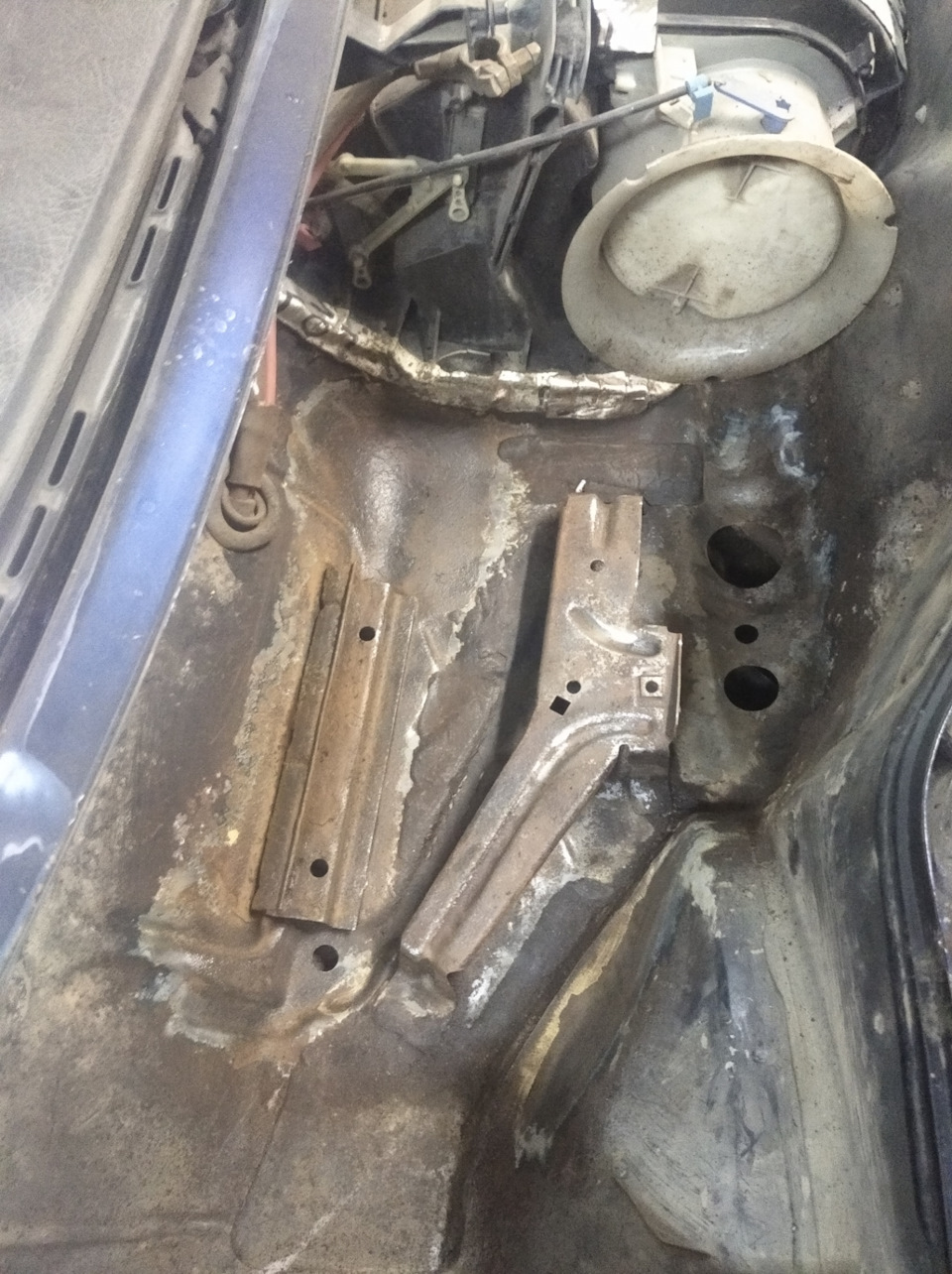 371502h000. Площадка под аккумулятор 2123. Площадка под аккумулятор ваз 2107. Площадка акб. Площадка акб фабия.