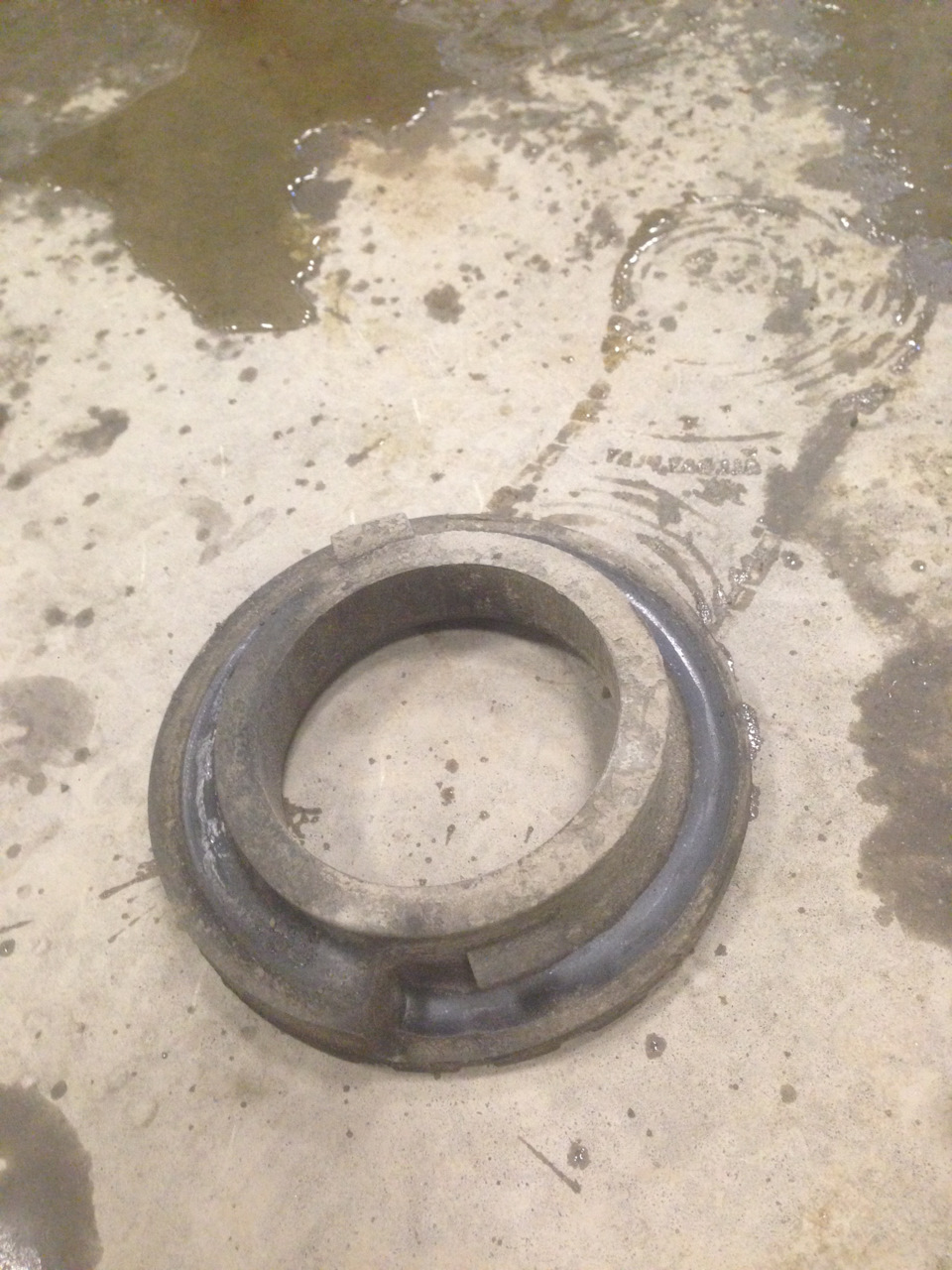 Krok 15 — Tył: przygotowanie stanowiska — podeprzyj wahacz/zwrotnicę, zdejmij koło tylne. — Ford Mondeo Mk4 FL