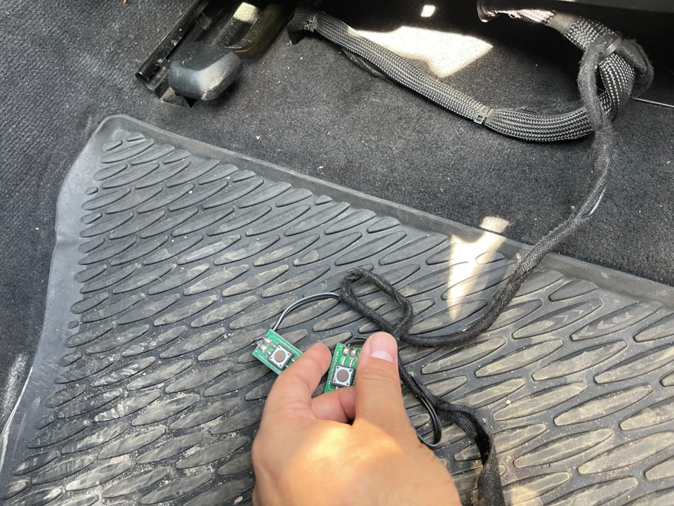 Нашел под водительским креслом провода. — BMW 5 series (F10), 1,9 л ...