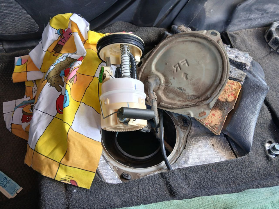 . — Nissan Tiida (1G)