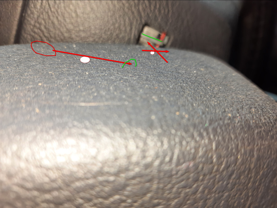 Я не художник, но при помощи второй отвертки как рычага, легко снял вторую петлю. — Citroen C5 (1G)