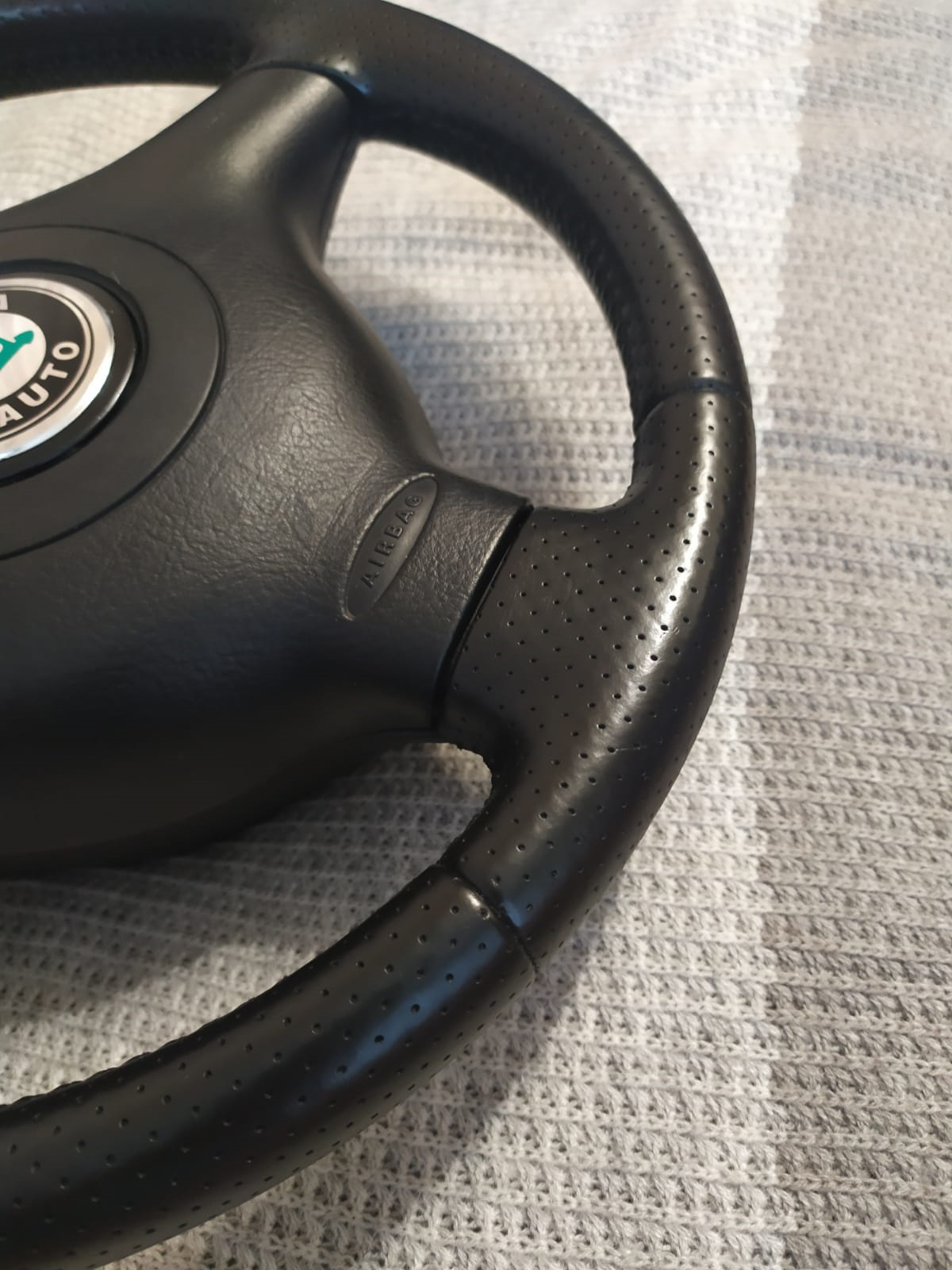 Руль и Ручка КПП с перфорацией — Skoda Octavia Mk1, 1,8 л., 2008 года ...