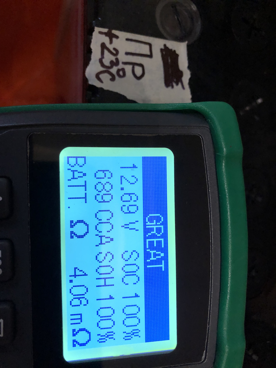 Показание тестера на правом акуме до зарядки, все очень тоже даже не плохо, но какой то децл так же не хватает по ССА. — Mitsubishi Pajero Sport (1G)