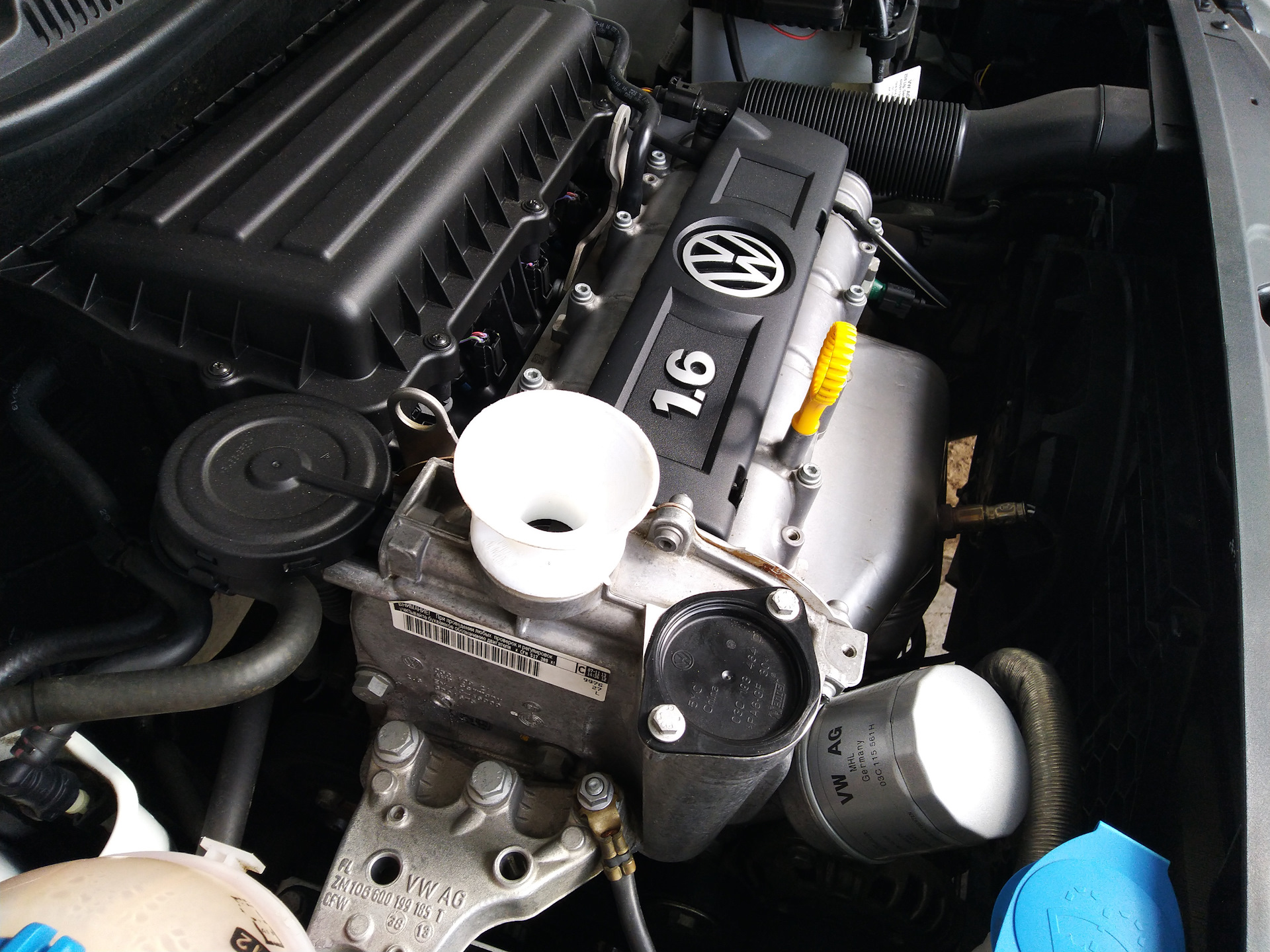 Volkswagen polo мотор. Двигатель поло седан 1.6 105. Мотор поло седан 1.6. Мотор Фольксваген поло седан 1.6. Двигатель поло седан 1.6 CFNA.