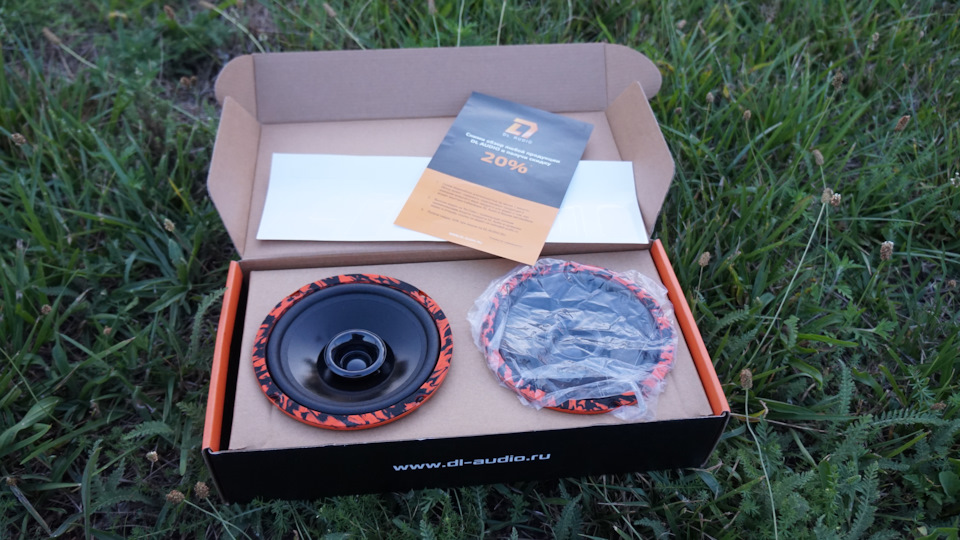 Gryphon lite 165 v 2 dl audio. FyShJfsn9ShH2nI9sfALrHURpo8 960. Gryphon lite 165 v 2 dl audio фото. Gryphon lite 165 v 2 dl audio-FyShJfsn9ShH2nI9sfALrHURpo8 960. картинка Gryphon lite 165 v 2 dl audio. картинка FyShJfsn9ShH2nI9sfALrHURpo8 960. Всех приветствую! Наверно у каждого возникает тот момент, когда уже не получаешь удовольствия от звучания музыки в своем автомобиле… Как сказал мой друг: «Надо или ставить что-то громче, или же наоборот все убирать!» (не цитата, но смысл такой).И вот и у меня такой момент настал. Прошло 2 года (ох ты ж ничего себе сколько уже) как я ставил в двери EDGE EDPRO6B-E6. Играют до сих пор, но уже не то пальто. С ними все хорошо, просто привык. С тех пор я успел только виброй залатать технические отверстия в дверях, да и магнитола у меня та же, старая.Понимаю, что для более лучшего звучания нужны усилитель или саб. Но в наше то время купить хороший сабвуфер или усилитель – дорогое удовольствие. Тот же друг, который наставляет меня со стороны АЗ, посоветовал обратить внимание на бюджетные динамики DL Audio gryphon lite 165. И вот спустя несколько дней изучения характеристик, просмотров сравнения между другими «похожей цены» динамиками решил заказать. Цена 1490р.Это новинка 2019 года, вышла совсем недавно. 165 мм динамики с диапазоном частот от 65 до 16000 Гц. Корзина оранжевого цвета с высштамповкой DL. Выглядят ярко, привлекают сразу внимание. Номинальная мощность 60 В, сопротивление в 4 Ом, и чувствительностью 91.2 дБ. То есть, по сути, должны играть довольно громко, а также «низко» …Подвес тканевый, чем-то пропитан. Ход до загиба большой, нигде не цепляется. Gryphon lite 165 v 2 dl audio. FyShJfsn9ShH2nI9sfALrHURpo8 960. Gryphon lite 165 v 2 dl audio фото. Gryphon lite 165 v 2 dl audio-FyShJfsn9ShH2nI9sfALrHURpo8 960. картинка Gryphon lite 165 v 2 dl audio. картинка FyShJfsn9ShH2nI9sfALrHURpo8 960. Всех приветствую! Наверно у каждого возникает тот момент, когда уже не получаешь удовольствия от звучания музыки в своем автомобиле… Как сказал мой друг: «Надо или ставить что-то громче, или же наоборот все убирать!» (не цитата, но смысл такой).И вот и у меня такой момент настал. Прошло 2 года (ох ты ж ничего себе сколько уже) как я ставил в двери EDGE EDPRO6B-E6. Играют до сих пор, но уже не то пальто. С ними все хорошо, просто привык. С тех пор я успел только виброй залатать технические отверстия в дверях, да и магнитола у меня та же, старая.Понимаю, что для более лучшего звучания нужны усилитель или саб. Но в наше то время купить хороший сабвуфер или усилитель – дорогое удовольствие. Тот же друг, который наставляет меня со стороны АЗ, посоветовал обратить внимание на бюджетные динамики DL Audio gryphon lite 165. И вот спустя несколько дней изучения характеристик, просмотров сравнения между другими «похожей цены» динамиками решил заказать. Цена 1490р.Это новинка 2019 года, вышла совсем недавно. 165 мм динамики с диапазоном частот от 65 до 16000 Гц. Корзина оранжевого цвета с высштамповкой DL. Выглядят ярко, привлекают сразу внимание. Номинальная мощность 60 В, сопротивление в 4 Ом, и чувствительностью 91.2 дБ. То есть, по сути, должны играть довольно громко, а также «низко» …Подвес тканевый, чем-то пропитан. Ход до загиба большой, нигде не цепляется.