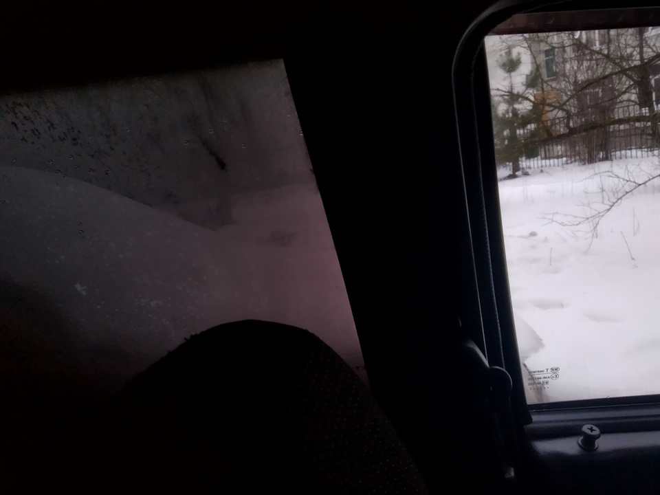 Запотели стекла в машине. Запотевают стекла в авто. Запотевание окон в автомобиле. Запотевшие окна авто. Запотевшие окна в машине.