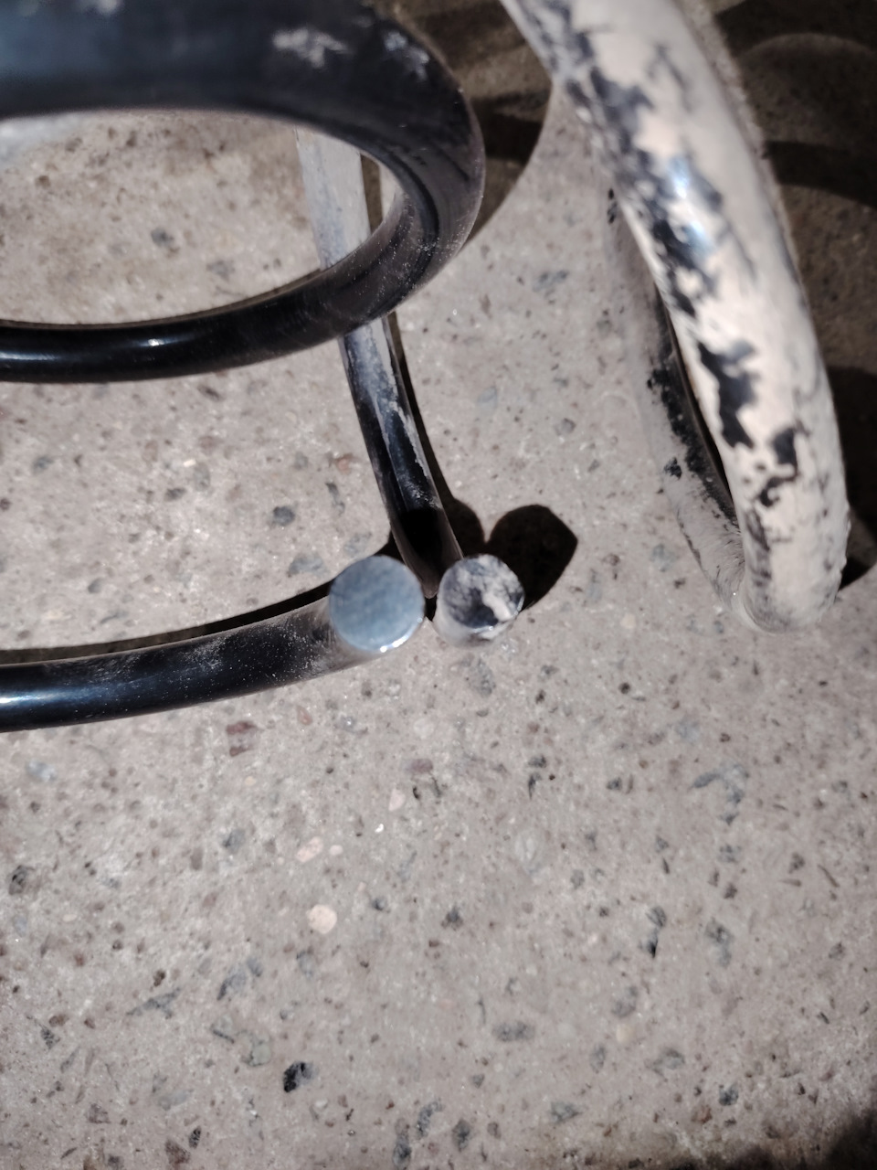 Для сравнения толщина витков новой (слева) и старой пружин. Новая почти на 3 мм толще — Chery Tiggo 7