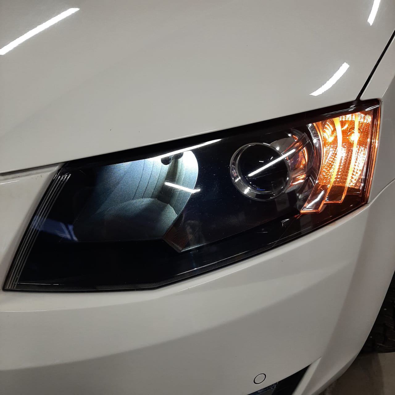 Skoda octavia a7 ангельские глазки. Линзованные фары шкода фабия 2. Кастомная фара skoda octavia a5 смешная. Оптика на шкоду. Фара skoda octavia a5 fl.