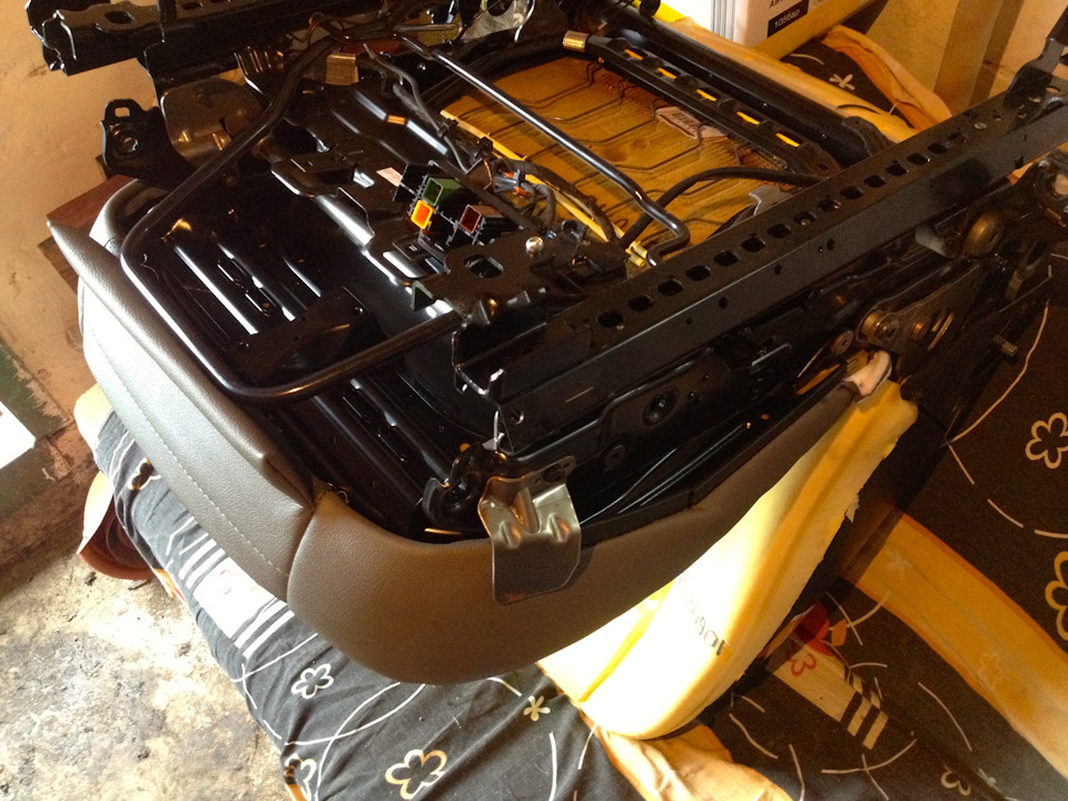 Вот так должно выглядеть снизу, всё аккуратно подогнуто — Volvo C30