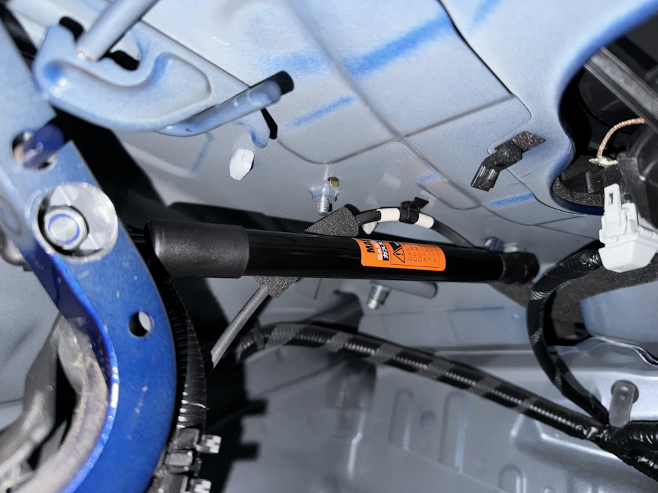 Упор при закрытом багажнике. — Honda Accord (8G)