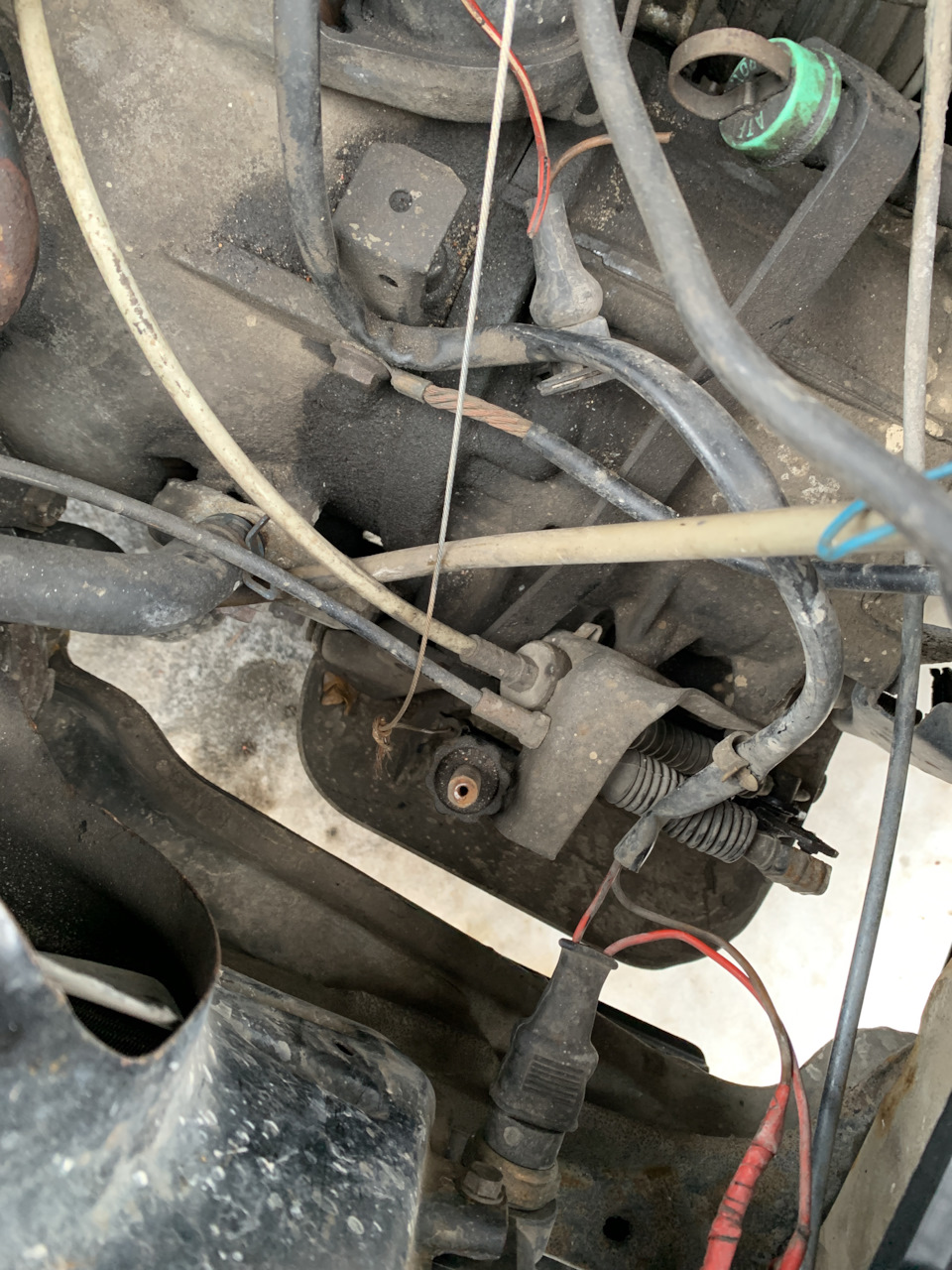 Трос газа ваз приора. Защита на тросик газа. Заедает тросик газа. Фиксатор троса газа 21124. Заедает тросик газа.