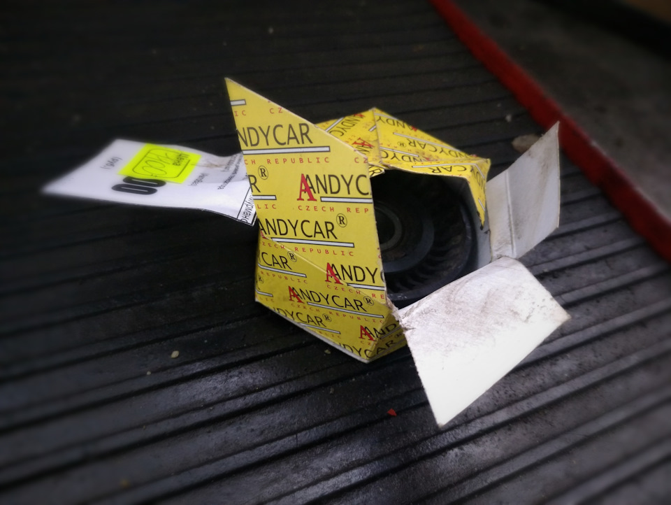 Поставили вот такой фирмы. В упаковке старый лежит. У него уже был люфт и шум подшипника. — Lada Гранта Лифтбек (2G)