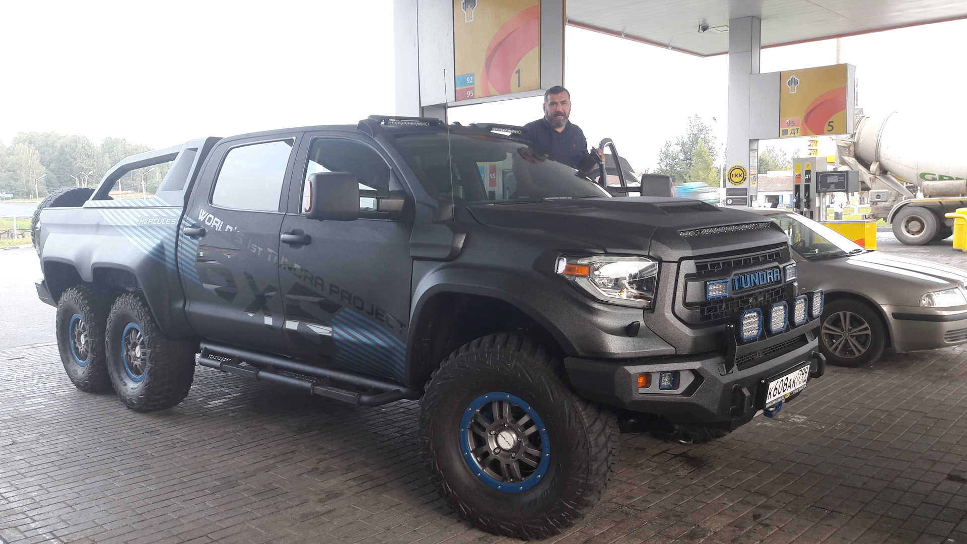 Тундре 6. Тойота тундра 6 на 6. Toyota Tundra 6x6. Toyota Tundra 6x6 Hercules. Тойота тундра 6x6 Геркулес.