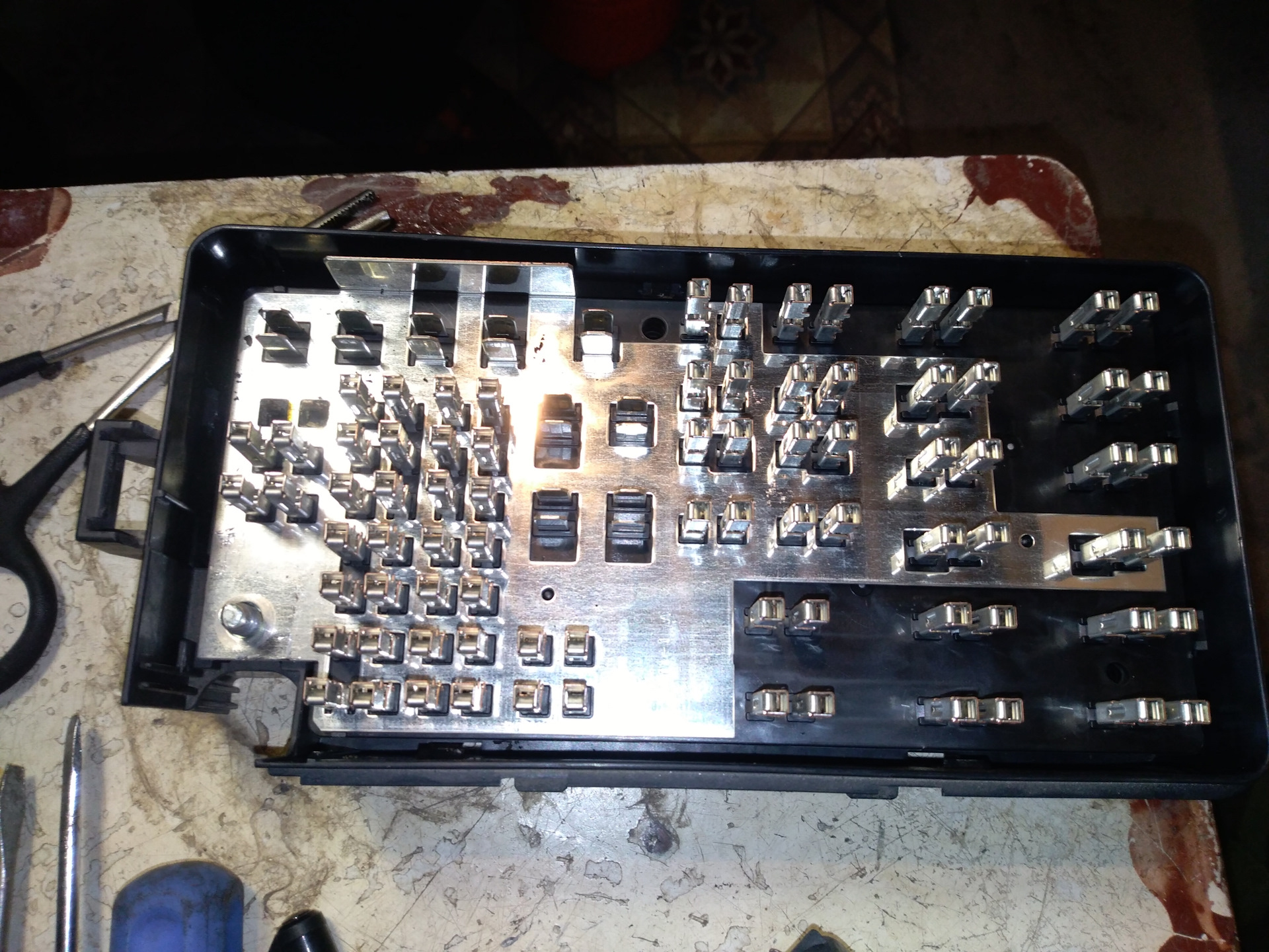 Монтажный блок ваз 2109. Плата блока предохранителей ваз 2114. Монтажная плата ваз 2114. Дефекты предохранителей. Плата предохранителей ваз 2115.