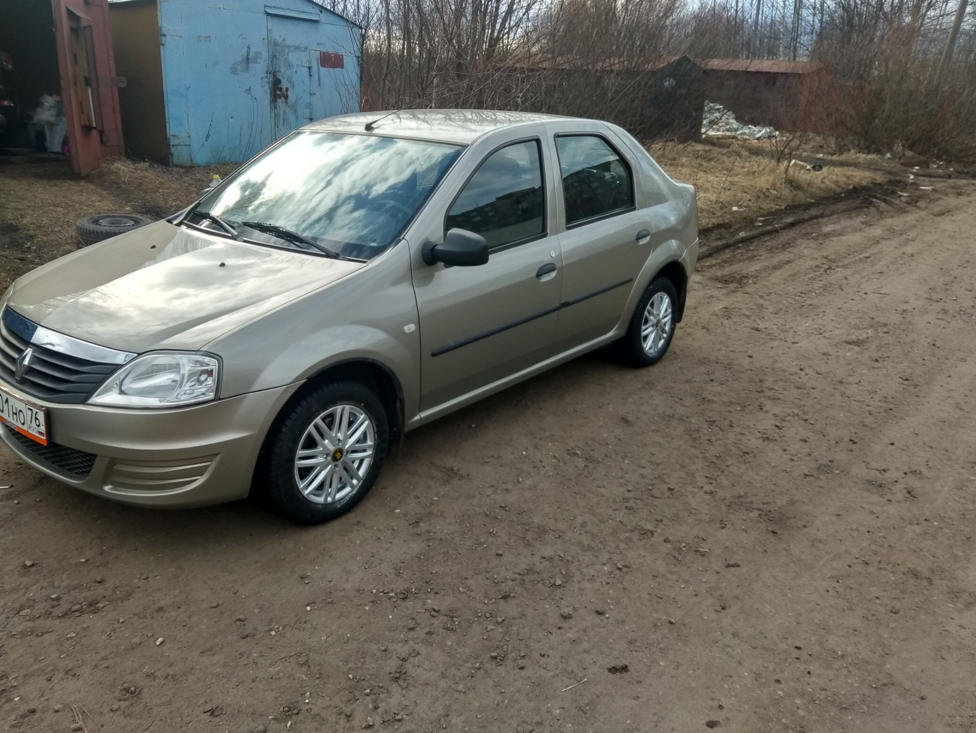 Диски на рено логан. Renault Logan 1 r14. Рено Логан 1 на литье. Рено Логан 1 на литье r14. Логан на литье Рено р14 185/60.