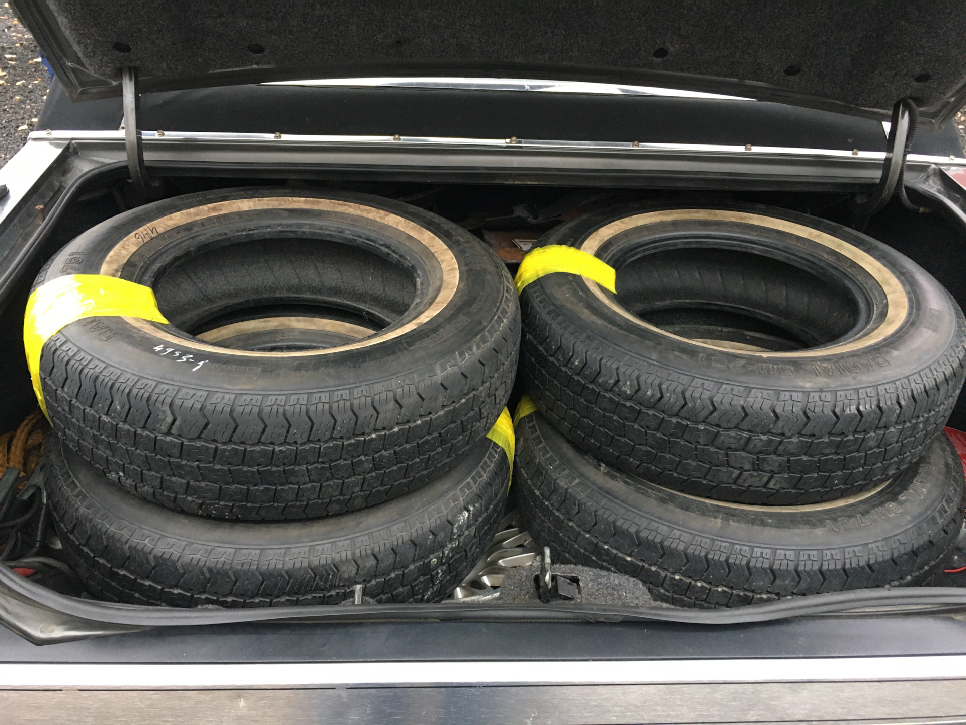 Резина с белой полосой — Lincoln Town Car I, 5 л, 1987 года | шины | DRIVE2