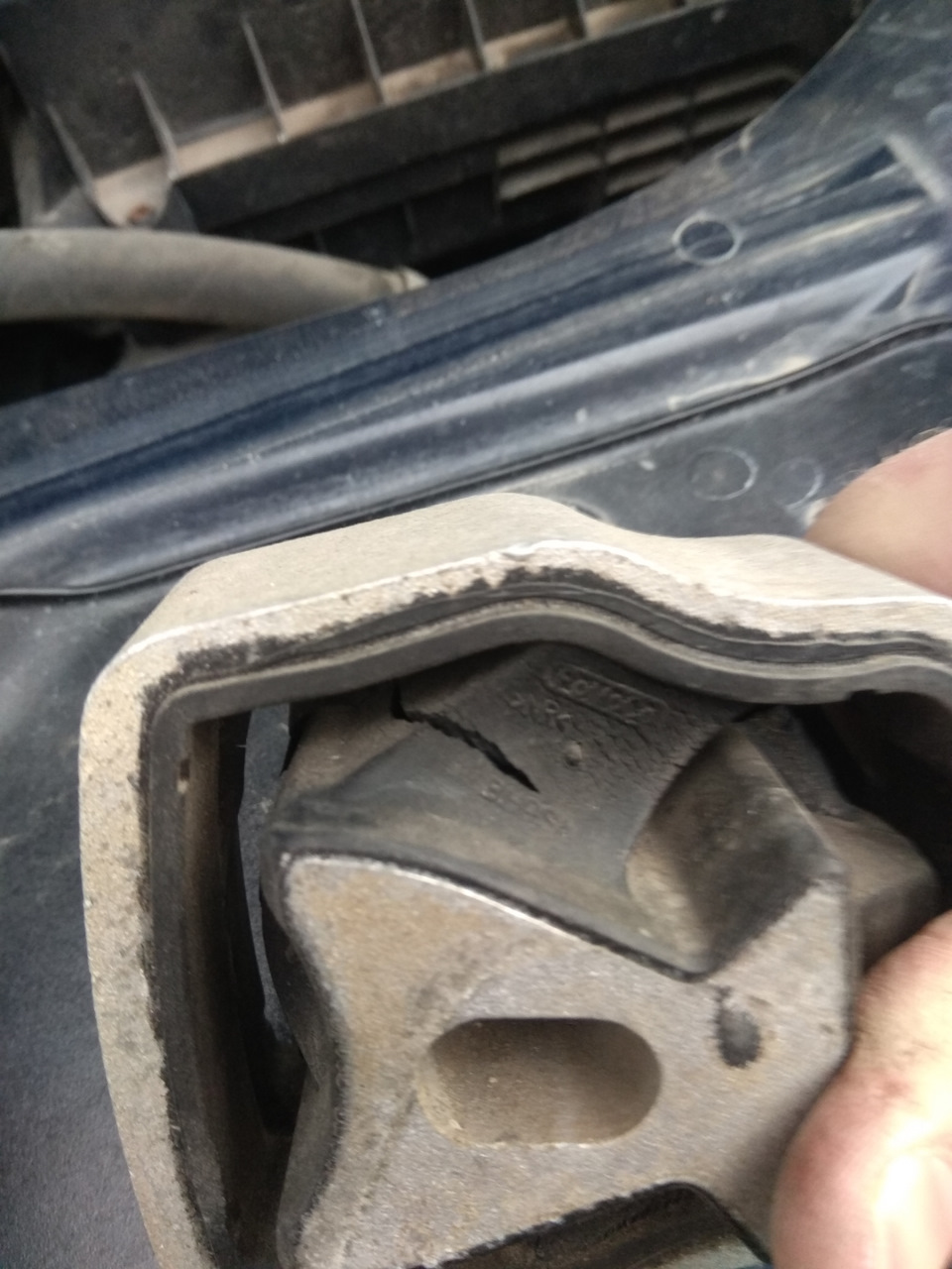 Замена подушки двигателя — Land Rover Freelander 2 (L359), 3,2 л, 2009 ...