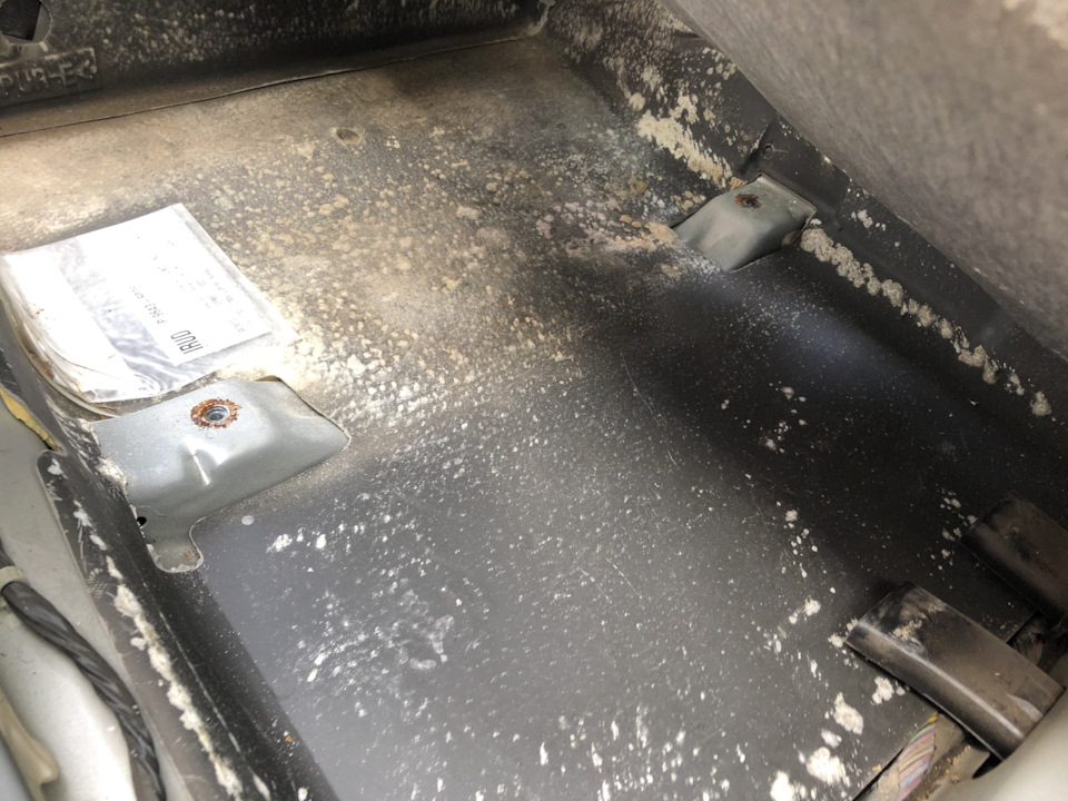 Снятие ковра, обработка днища мовилью — Chevrolet Lacetti Sedan, 1,4 л ...