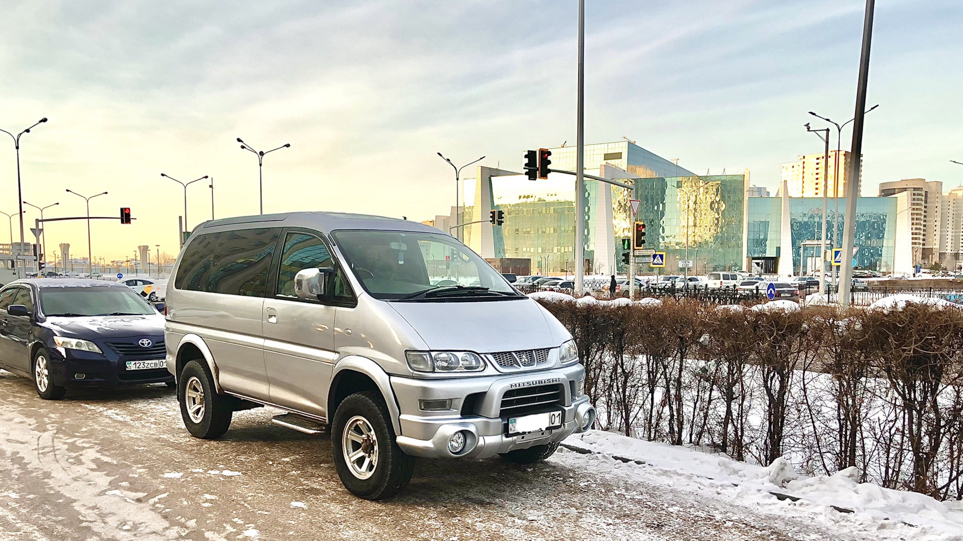 Делика красноярск. Mitsubishi Delica 2006. Митсубиси Делика 4х4. Митсубиси Делика 2006. Mitsubishi Delica l400 расширители арок.