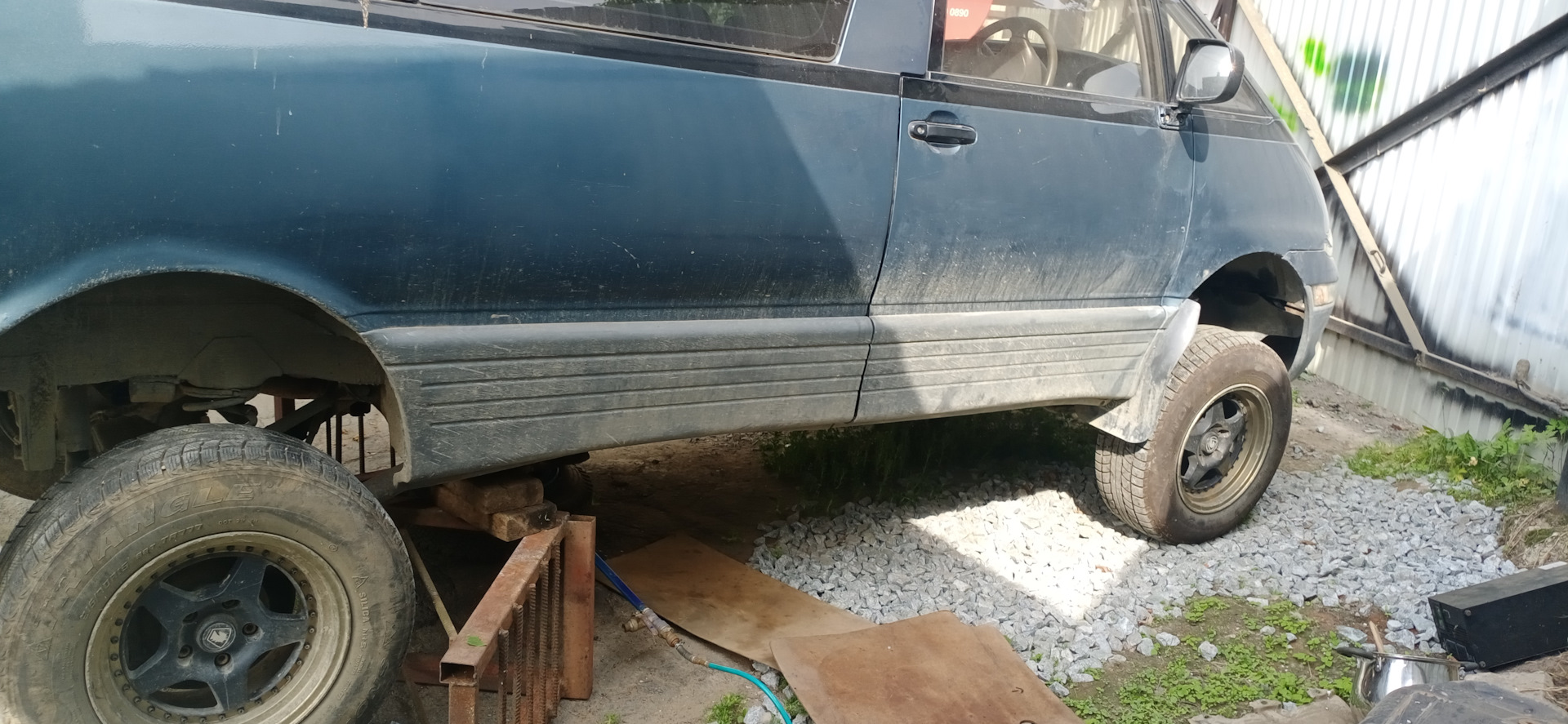 Выровнил, а то смотрела вверх немного. — Toyota Estima (I), 2,4 л, 1994 ...