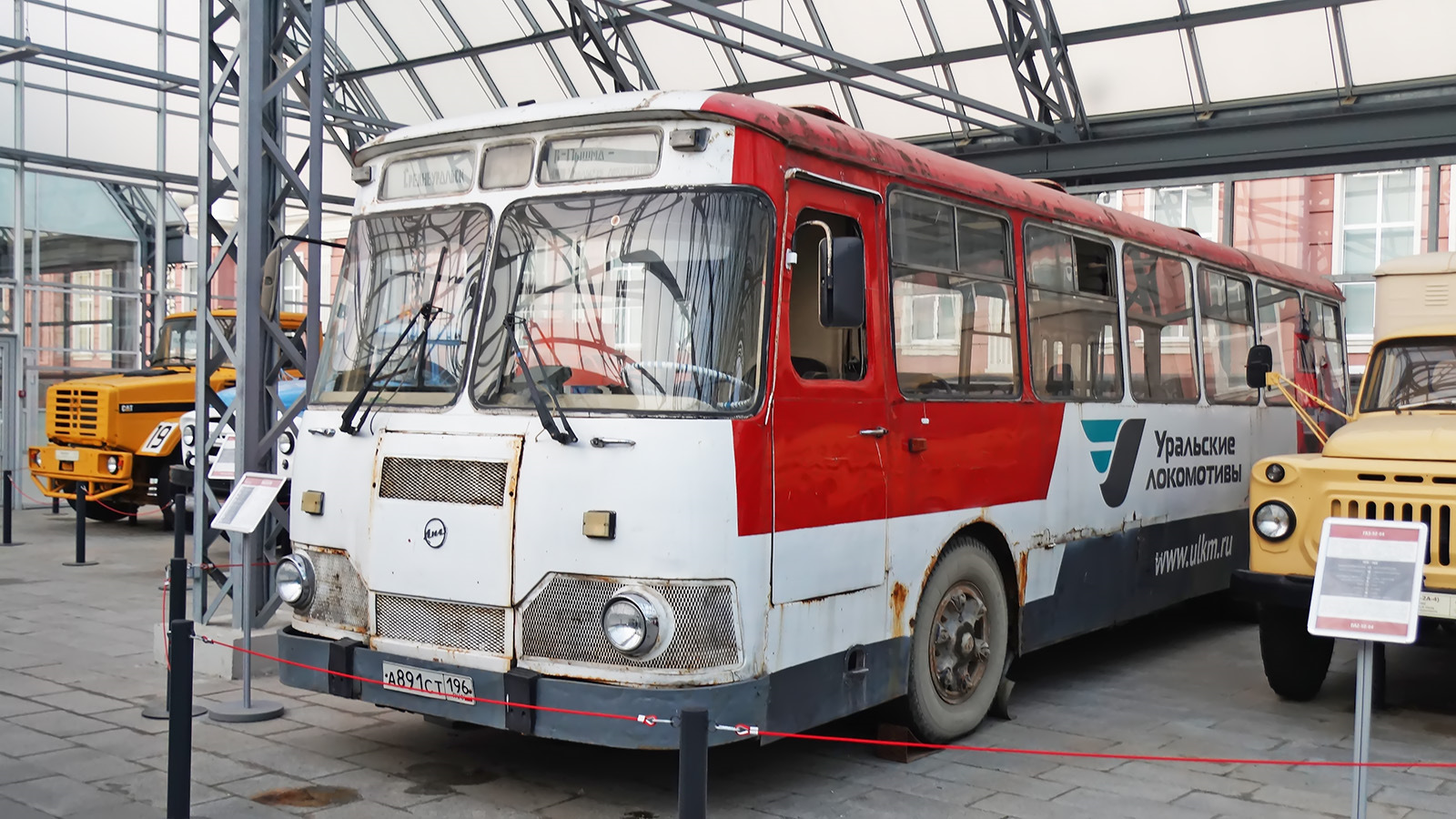 Красный пышма автобус. ЛИАЗ-677 автобус. Поршень автобуса ЛИАЗ 677. Музей автомобильной техники в верхней Пышме. ЛИАЗ Луноход.