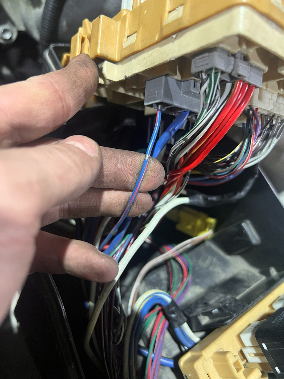 В первую очередь находим провод, идущий на бензонасос, он находится вот в этой фишке, толстого сечения(синий с красной полоской), его откусываем и зачищаем, потому что резистор с реле ставится в разрыв насоса — Toyota Chaser (100)