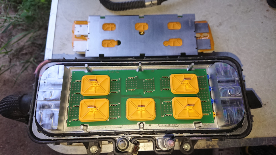 демонтирую радиатор силовых ключей, так же ничем не закреплен, просто лежит на изоляторах — Nissan Leaf (1G)