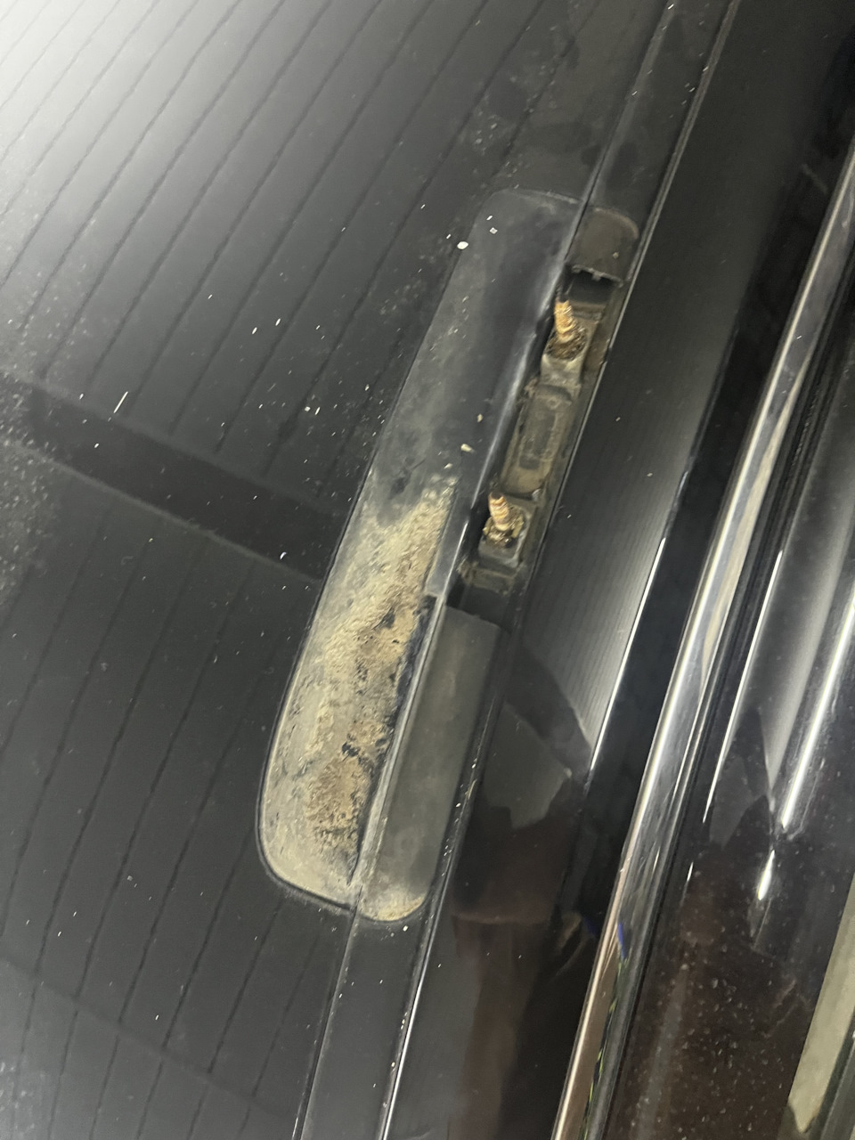 Ну это что скопилось за года под ними — Opel Antara