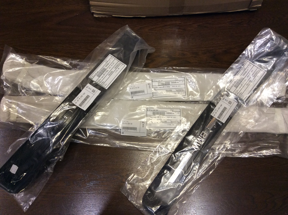 Новенькие порожки! Такие целые, такие блестящие! Аж дух захватывает! Передний левый: 51 47 8 178 119, правый: 51 47 8 178 120; задний левый: 51 47 8 178 123, правый: 51 47 8 178 124 — BMW 5 series (E39). Запчасти на фото: 51478178119, 51478178120, 51478178123, 51478178124