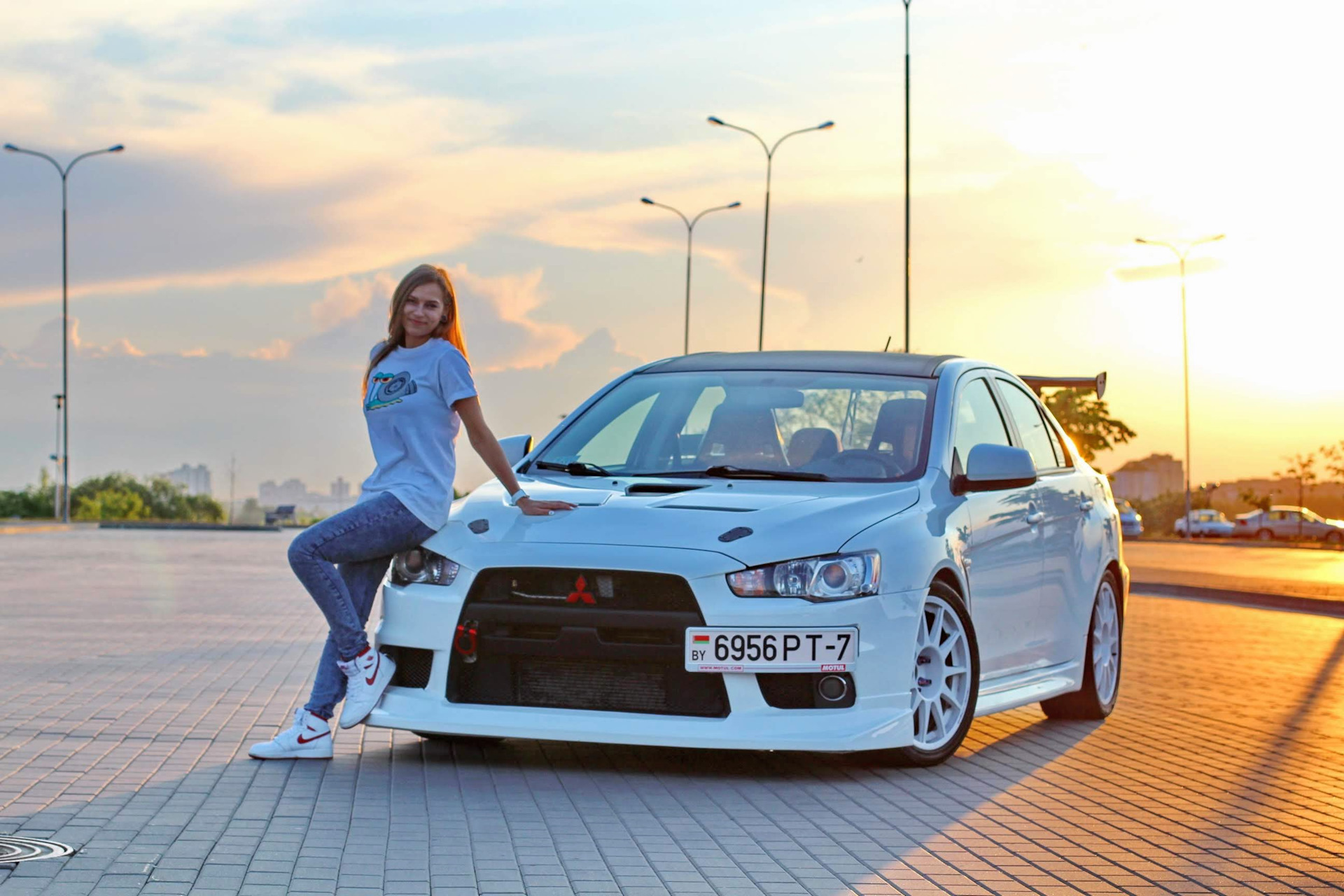 Mitsubishi Lancer девушка Evolution EVO