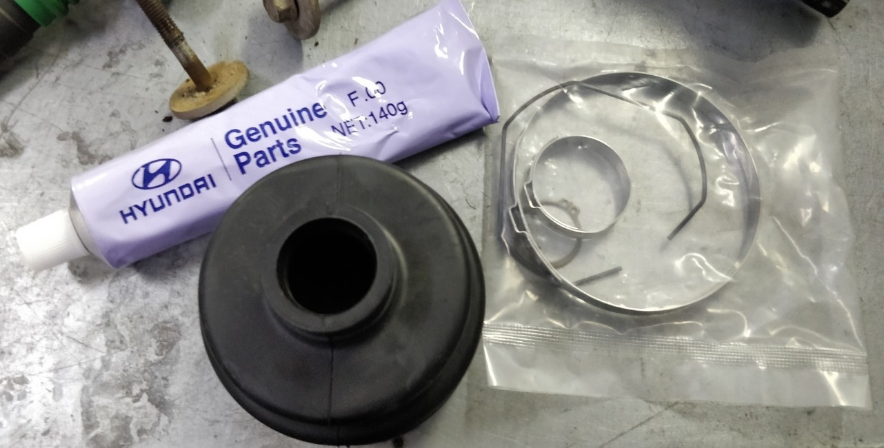 Замена пыльника шрус санта фе. Пыльник внутреннего шруса санта фе 2. Замена пыльника шрус санта фе. Пыльник шруса карданного вала сантафе 2005. Пыльники шруса тагаз тагер 2.