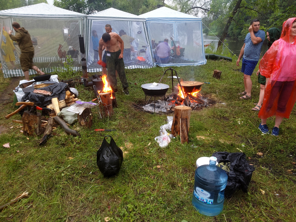 На кухне два здоровенных котла на кострах, в одном плов, в другом дичь с картошкой — Honda Element