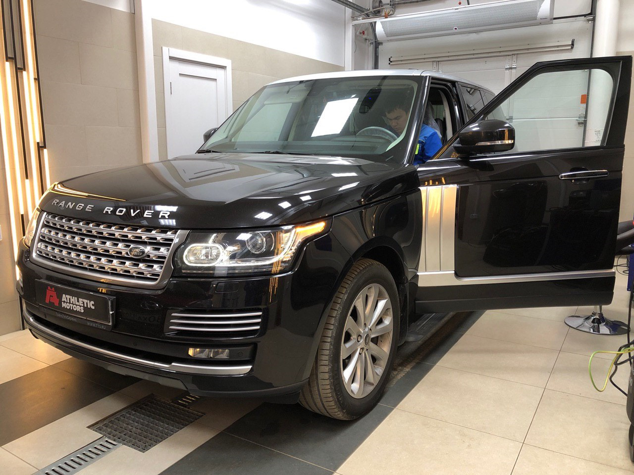 Владелец range rover. Владелец Рендж Ровер. Атлетик Моторс