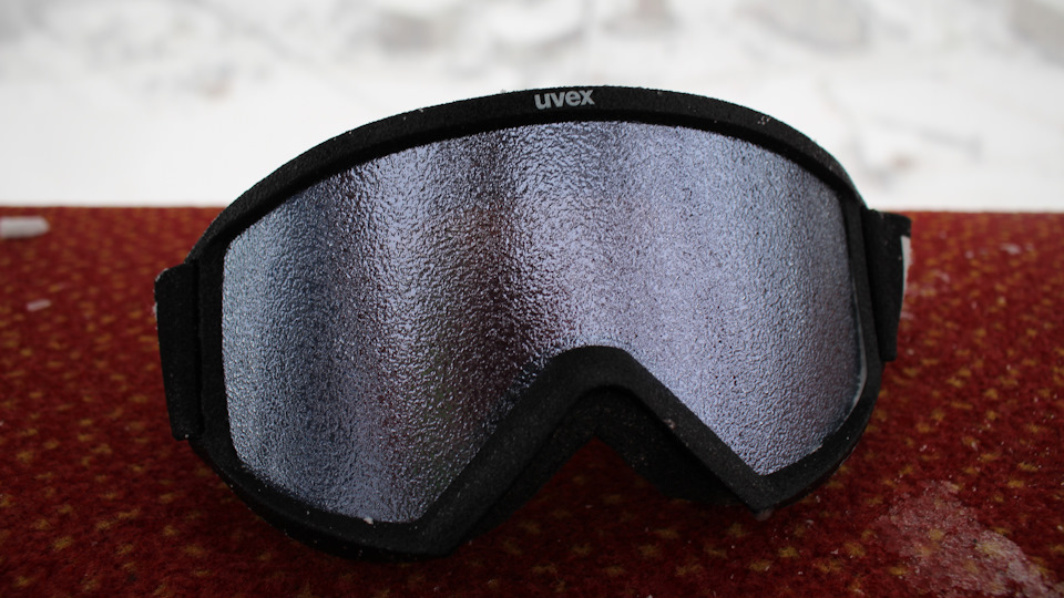 Где-то после обеда пошел ледяной то ли снег, то ли дождь. Вся одежда и маска в считанные секунды покрывалась вот такой коркой льда (робокоп стайл). Видимость тут же становилась нулевой. Я даже начал подумывать о преждевременном завершении катания. Не вслепую же гонять. В итоге через какое-то время этот природный эффект исчез, и я продолжил практически до последнего подъемника. — Audi A4 (B9)