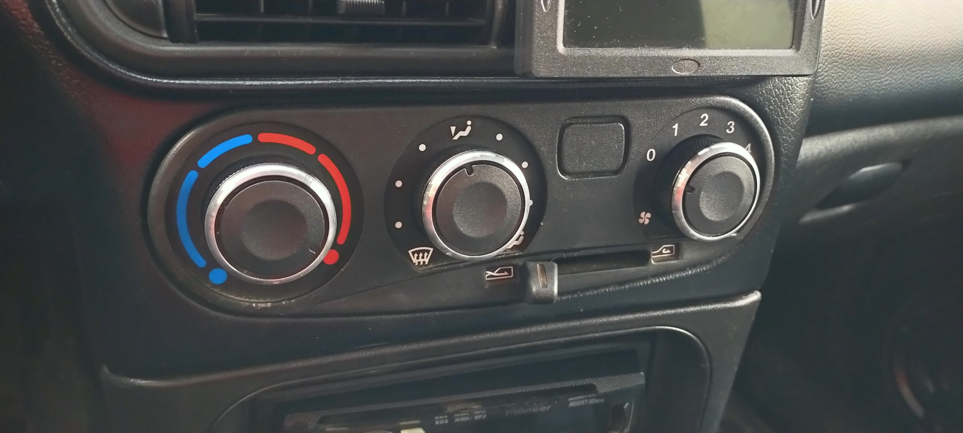 Кондиционер нива салон крутилка. Крутилка на ниву. Крутилки от мазды 3 в шевроле нива. Крутилка шевроле нива. Крутилки печки нива шевроле 2004.