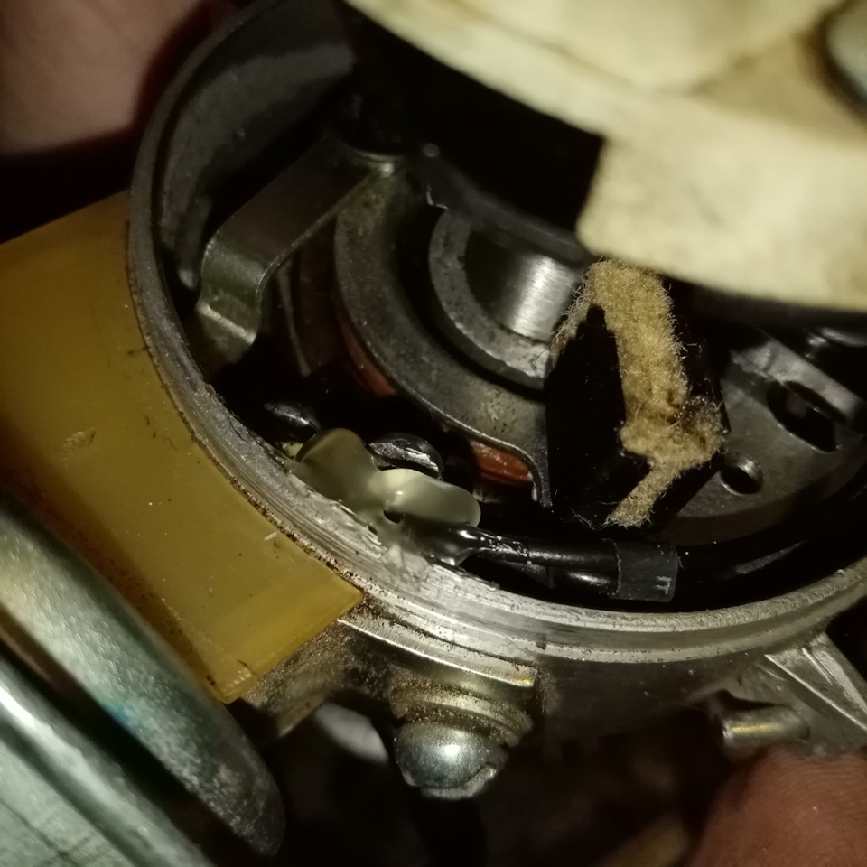 Проводим проводки вдоль корпуса, один прикручиваем на штатный винт провода контакта, а второй выводим в отверстие в основании, чтобы его не закусил об подвижные детали. Благо там отверстия есть и на новых и на старых трамблерах. Я залил термоклеем. — Москвич Святогор