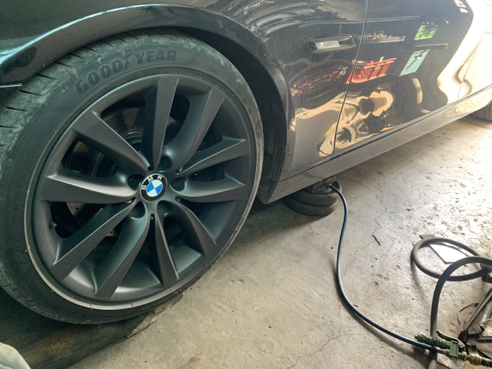 Замена пыльника амортизатора. — BMW 5 series (F10), 2 л, 2010 года ...